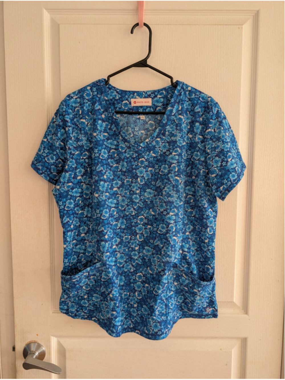 Women's White Cross Floral Scrub Top Size L Blue
